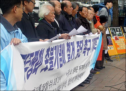 여중생 범대위는 26일 오전 기자회견을 열고 촛불 기념비 강제철거 계획을 철회할 것을 종로구청에 촉구했다. 